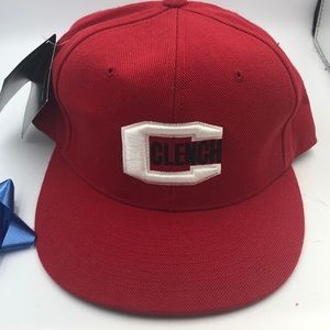 Clench Men’s Cap red Fitted
